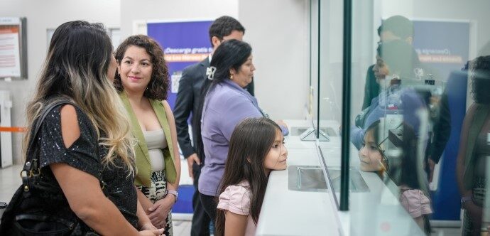 Ministra Toro junto a beneficiaria