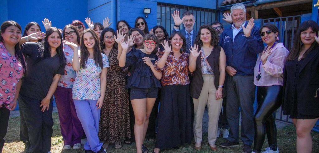 Autoridades de gobierno junto a integrantes y profesionales de Fundación Sin Barreras, al aire libre.