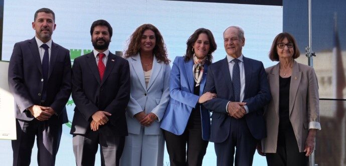 Ministra Wulf junto a alcalde de La Florida y personas mayores