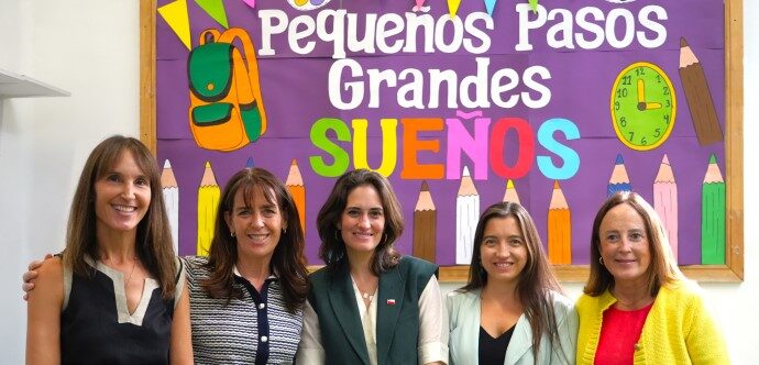 Ministra junto a Primera Dama y directoras de Fundación Acoge