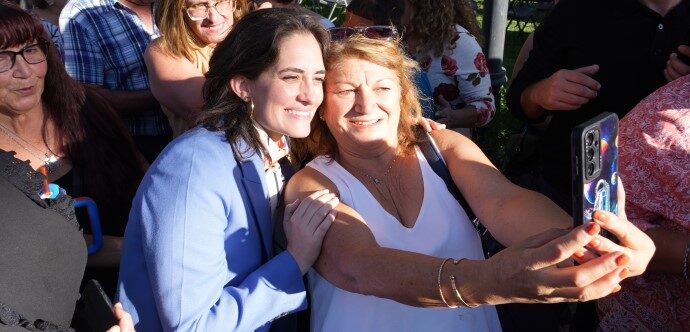 Ministra Marís Jesús Wulf con adultos mayores de La Florida